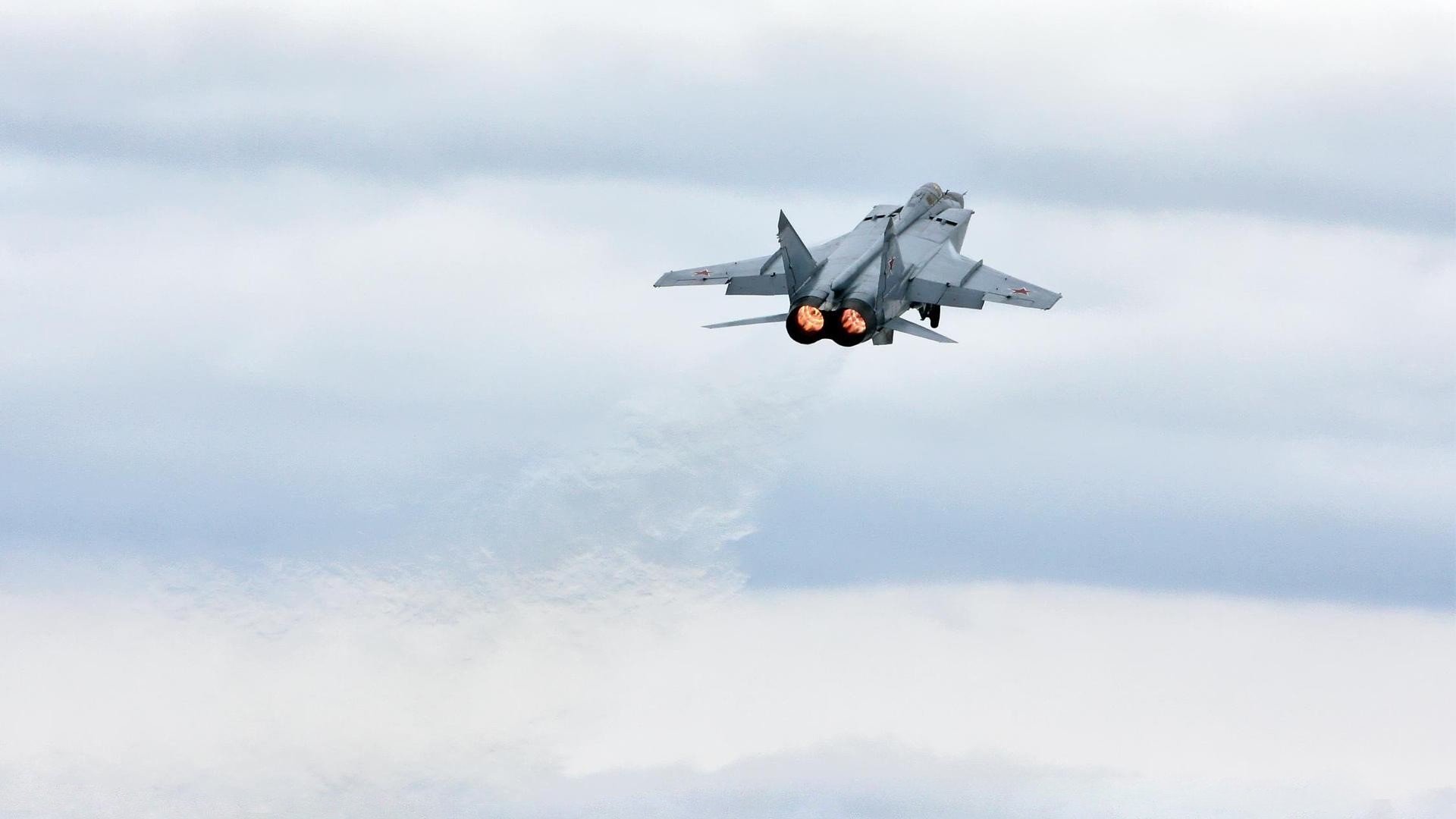 神话与齿轮,当黄金一代的精密仪器,撞上撒哈拉的磐石