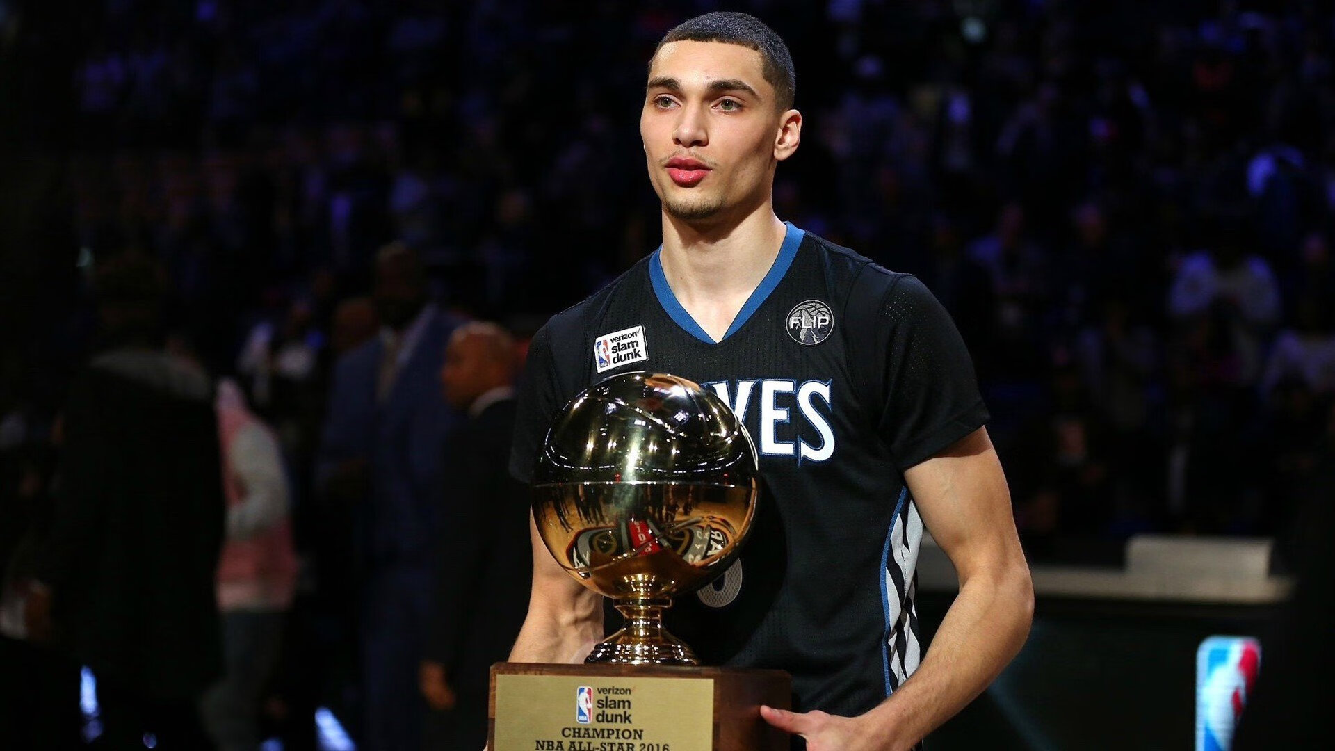 时空交错下的篮球美学,当深圳的钢铁防线,遇见库里的永恒火焰