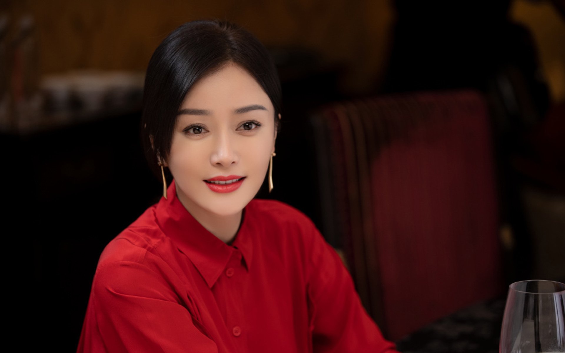 很有张力。我们先用一个富有画面感和冲突感的标题，再展开一篇充满细节和悬念的文章